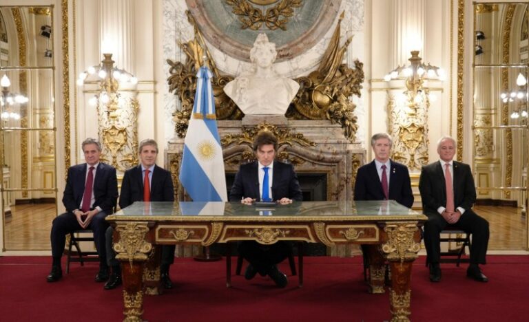 Milei anunció proyectos para defender el superávit fiscal y penalizar legisladores