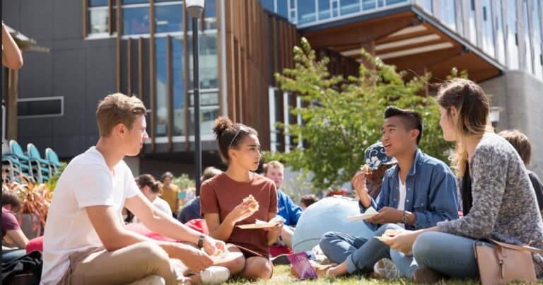 Un país con alto nivel de vida salió a buscar estudiantes argentinos: qué beneficios les ofrece