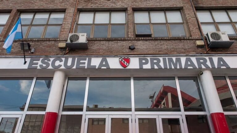 Independiente suspendió las clases por presencia de barras de U de Chile: «Empezaron a llover las piedras»