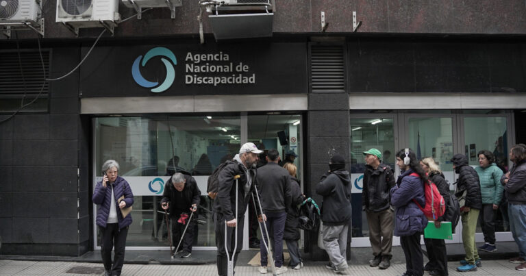 Dinero, contratos multimillonarios y una orden de extracción en caliente de celulares: el detalle de los allanamientos por el caso de los audios