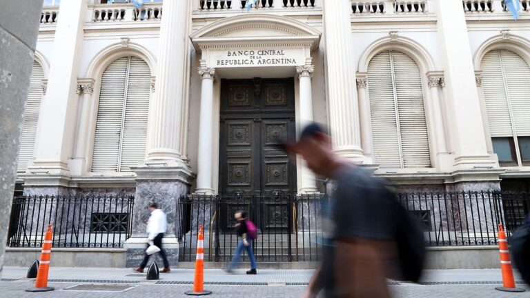 Crece la tensión con los bancos por la nueva suba de encajes del BCRA