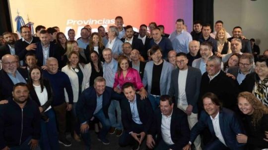 La foto con los intendentes en campaña: lealtad, sobrevivencia o gestión?