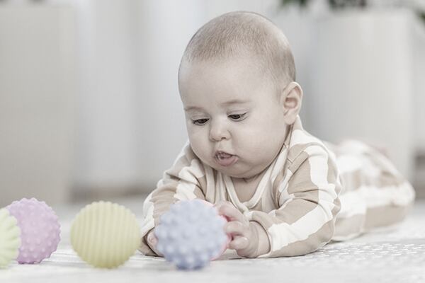 Estimulación versus sobreestimulación: cómo potenciar mejor el desarrollo de tu hijo (y evitar excesos)