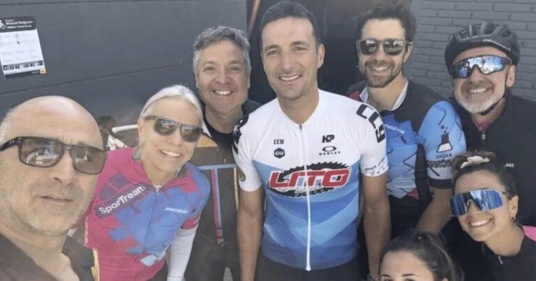 Lionel Scaloni apareció con su bicicleta por Núñez y generó una revolución entre la gente