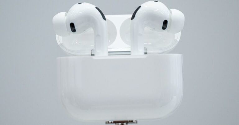 Los nuevos AirPods pueden traducir idiomas directo en los oídos: cómo funcionan y cuánto cuestan