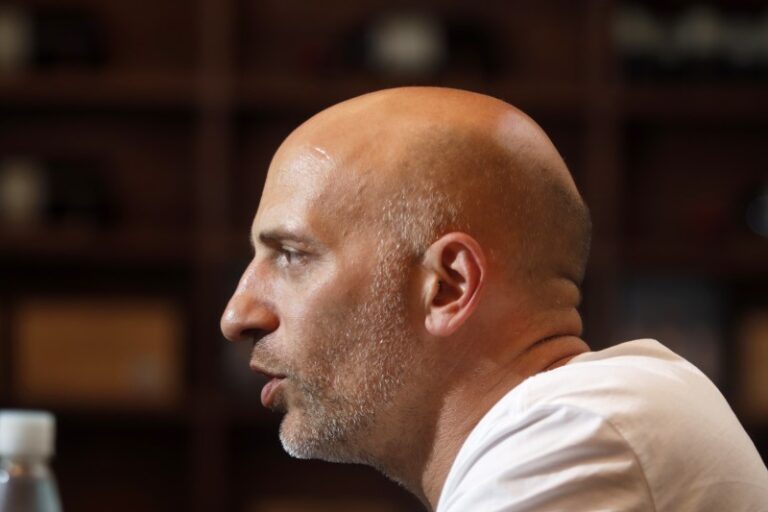 Caputo acusó a Yacobitti de cobrar «seis veces más» que un ministro, pero lo dejaron en ridículo