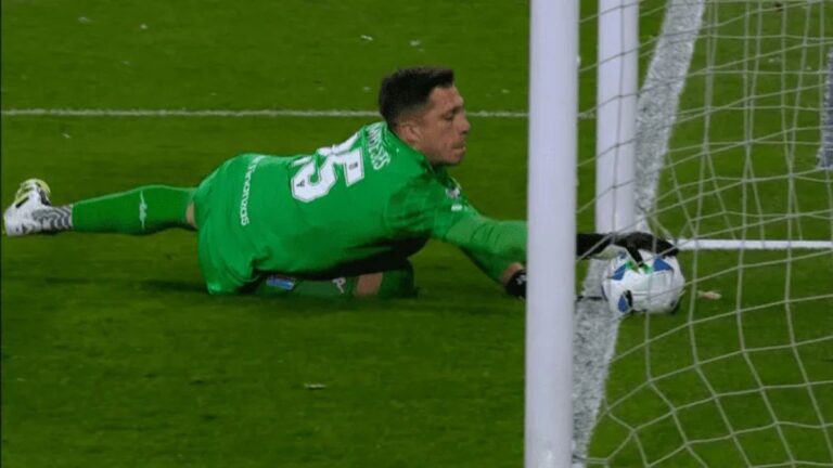 El VAR salvó a Racing tras el error de Facundo Cambeses: evitó el gol de Vélez por apenas un centímetro