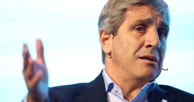 Caputo tomó US$ 1.000 millones, pagó una tasa alta y el riesgo país bajó levemente