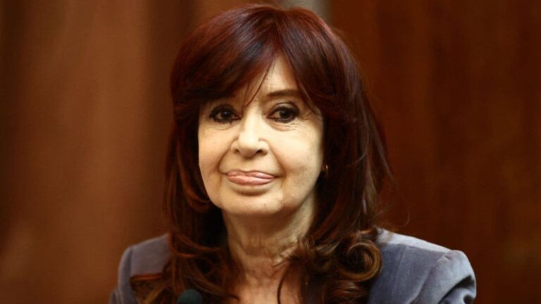 Cristina Kirchner continúa su evolución sin complicaciones, pero seguirá internada