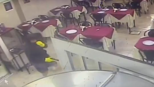 La Matanza: asaltaron un restaurante, golpearon a los empleados apuntaron a un niño y se llevaron todo La Matanza