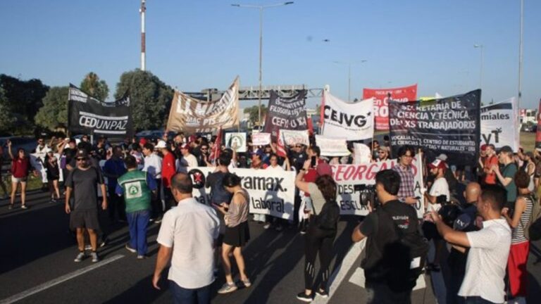Corte total en la Panamericana:empleados de una fábrica deproductos descartables protestaronpor despidos