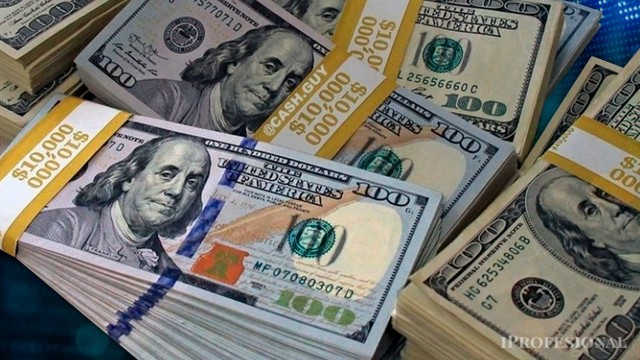 El dólar oficial volvió a bajar y alcanzó su menor valor en casi dos meses