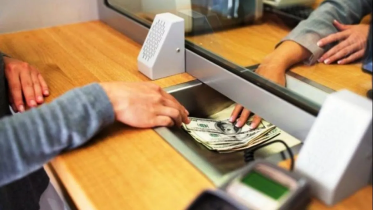 Bancarios acordaron una actualización del 2,9% y el salario inicial supera los $2,1 millones