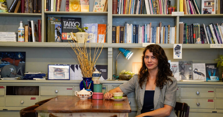 La inmigrante a la que salvaron los libros: trajo 80 en cuatro valijas y cumplió su sueño de un café literario