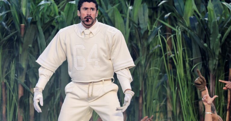 Zara y Bad Bunny en el Super Bowl, una alianza que apunta al segmento de lujo de la indumentaria