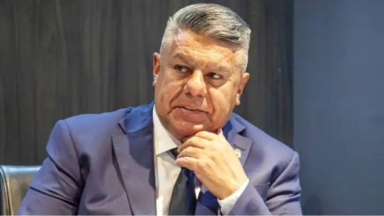 «Chiqui Tapia Botón»: el cantito de las hinchadas a las remeras en apoyo al titular de la AFA