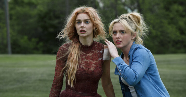 En Boda sangrienta 2, Grace no tiene descanso: roja y radiante va la novia (bah, la viuda)