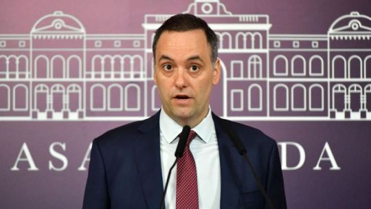 «Fake»: Manuel Adorni desmintió su renuncia y Milei criticó al periodismo