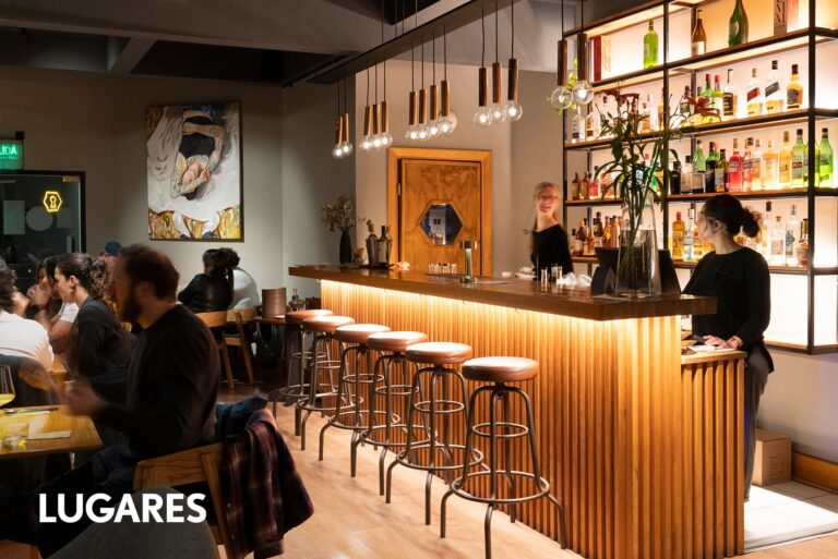 Vista de un plato gourmet con ingredientes patagónicos en un restaurante de Bariloche con ambiente moderno.